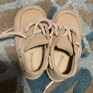 Crib Sperry boat shoe! Size 4! Tan in great condition